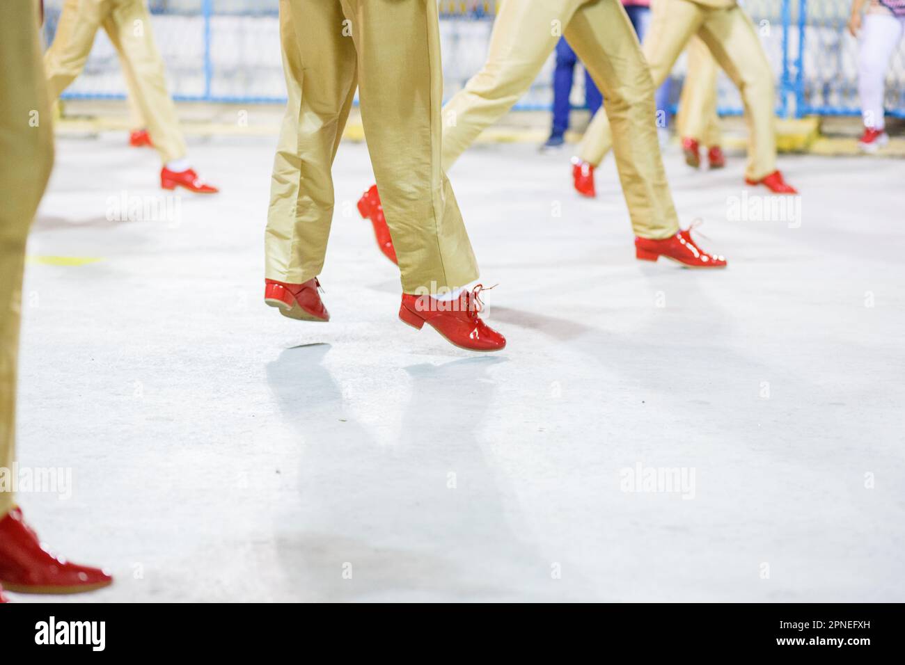 danseuse de samba avec pantalon de couleur sable et chaussures rouges se  présentant à Rio de Janeiro, au Brésil Photo Stock - Alamy