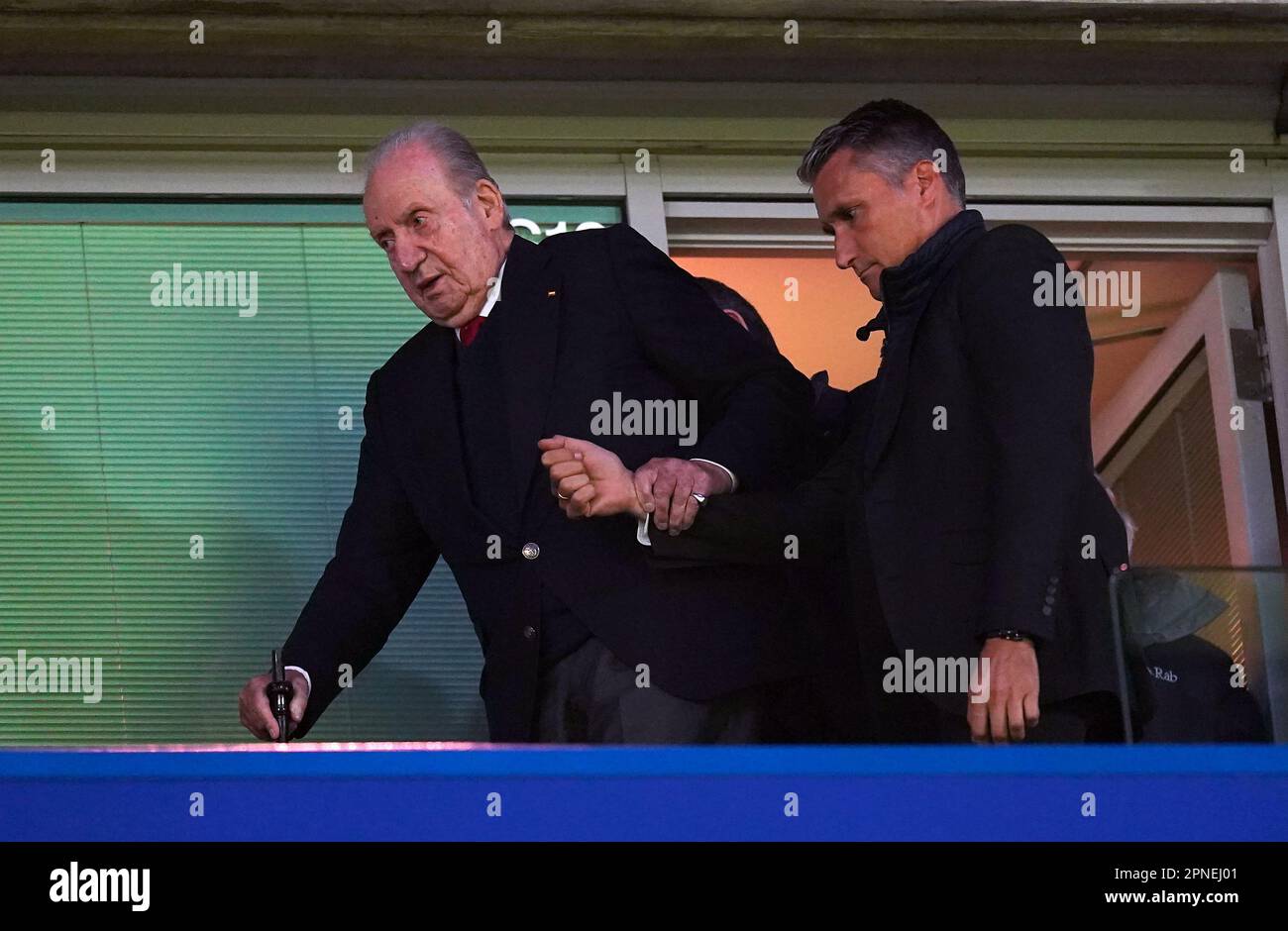 L'ancien roi d'Espagne Juan Carlos I dans les tribunes lors du match de quart de finale de la Ligue des champions de l'UEFA à Stamford Bridge, Londres. Date de la photo: Mardi 18 avril 2023. Banque D'Images