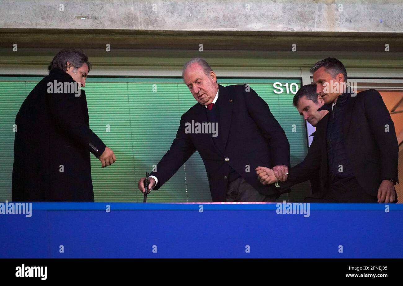 L'ancien roi d'Espagne Juan Carlos I dans les tribunes lors du match de quart de finale de la Ligue des champions de l'UEFA à Stamford Bridge, Londres. Date de la photo: Mardi 18 avril 2023. Banque D'Images