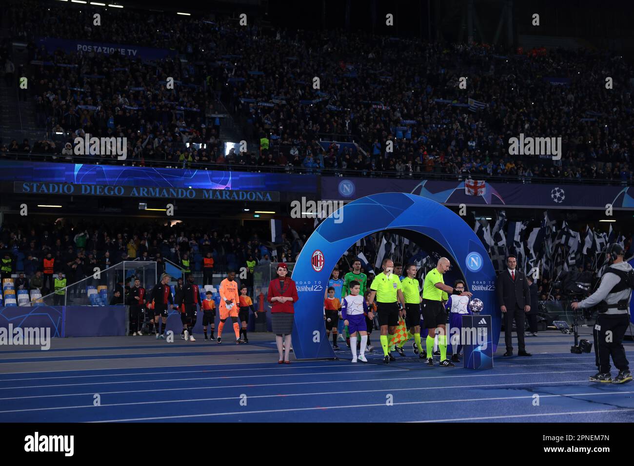 Naples, Italie. 18th avril 2023. Les joueurs et les officiels entrent dans le champ de jeu avec des mascottes pour le match de la Ligue des champions de l'UEFA au Stadio Diego Armando Maradona, Naples. Crédit photo à lire: Jonathan Moscrop/Sportimage crédit: Sportimage/Alay Live News Banque D'Images