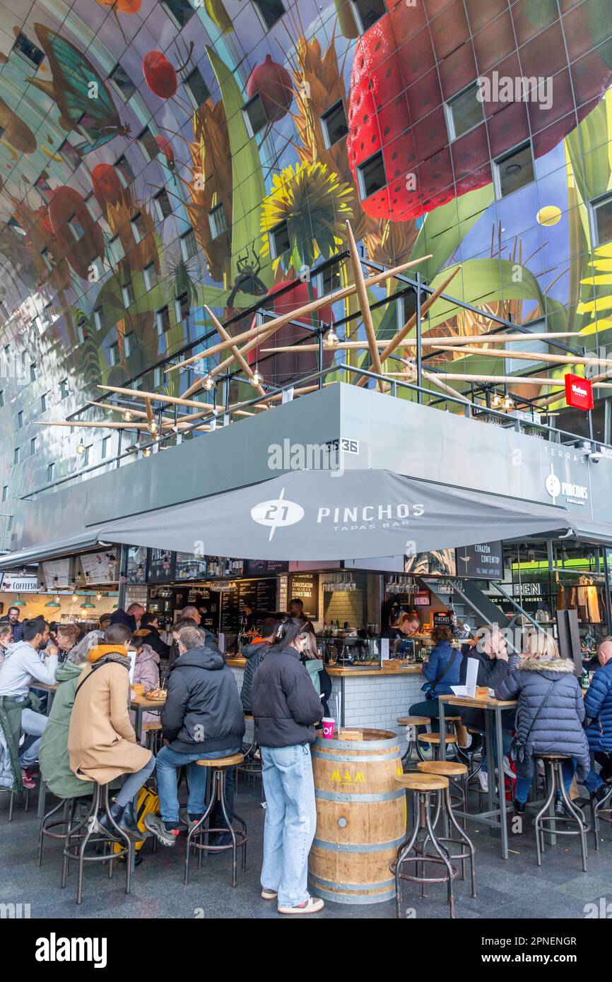 Pinchos Tapas Bar à Markthal (Market Hall), Hoogstraat, Stadsdriehoek, Rotterdam, province de la Hollande du Sud, Royaume des pays-Bas Banque D'Images