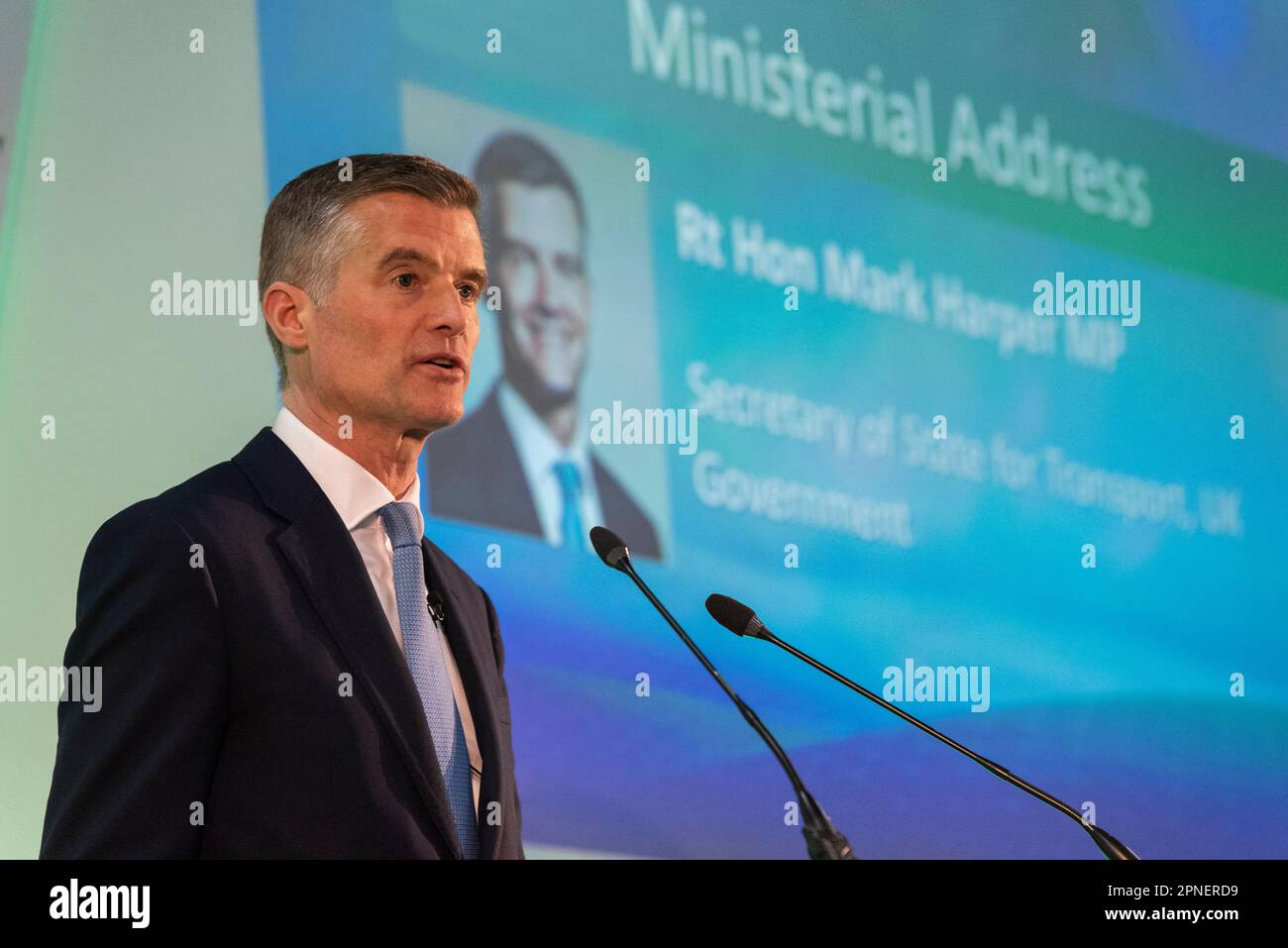 Le député de Mark Harper, secrétaire au transport, a pris la parole après avoir pris part à la réunion du Conseil Jet Zero au Sommet mondial de Sustainable Skies, à Farnborough. Cible zéro net Banque D'Images