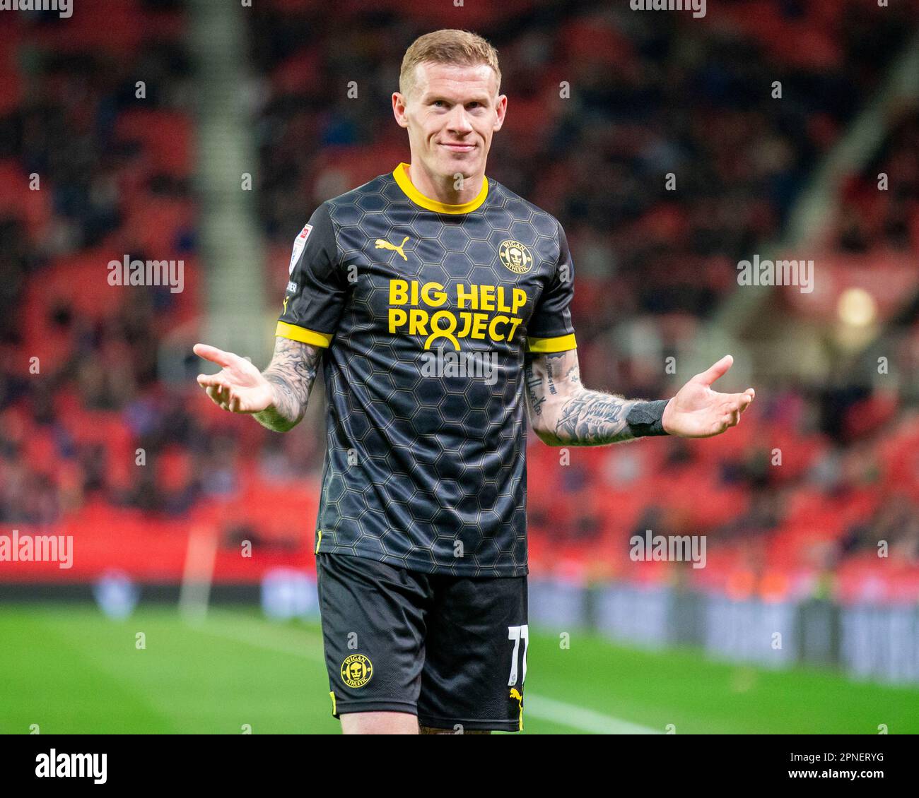 18th avril 2023 ; Bet365 Stadium, Stoke, Staffordshire, Angleterre ; EFL Championship football, Stoke City versus Wigan Athletic ; le joueur ex-Stoke James McClean de Wigan Athletic réagit aux chants des fans de Stoke Banque D'Images