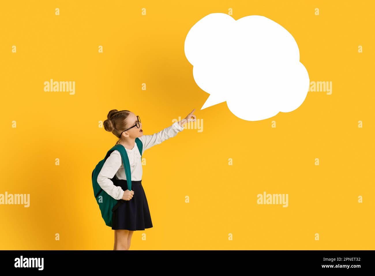 Regardez là-bas. Jolie petite écolière pointant vers une bulle vide de  parole avec le doigt Photo Stock - Alamy
