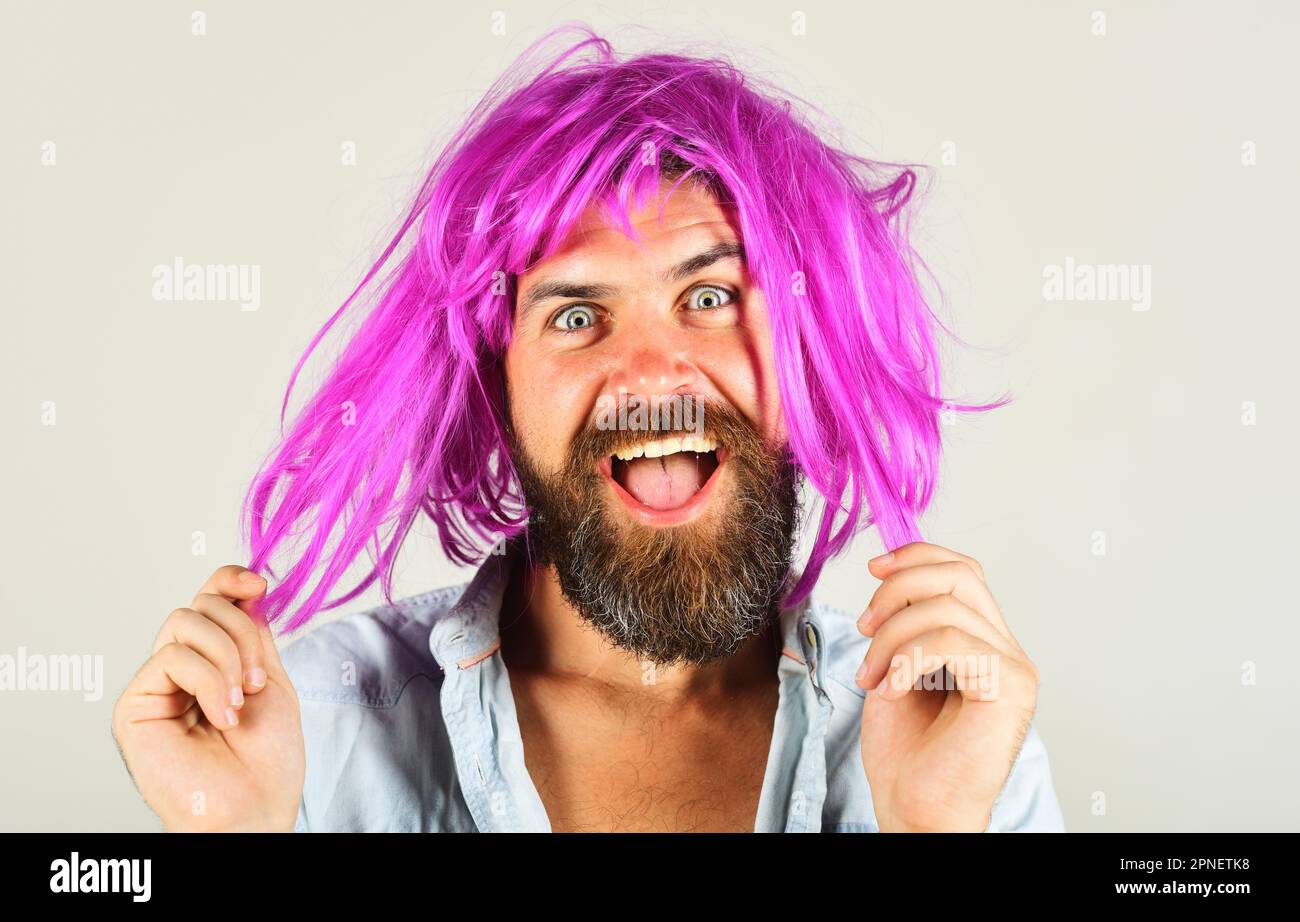 Homme barbu souriant dans perruque rose. Mode concept. Publicité de barbershop. Beau homme avec barbe et moustache dans une perruque colorée. Hipster en periwig rose Banque D'Images