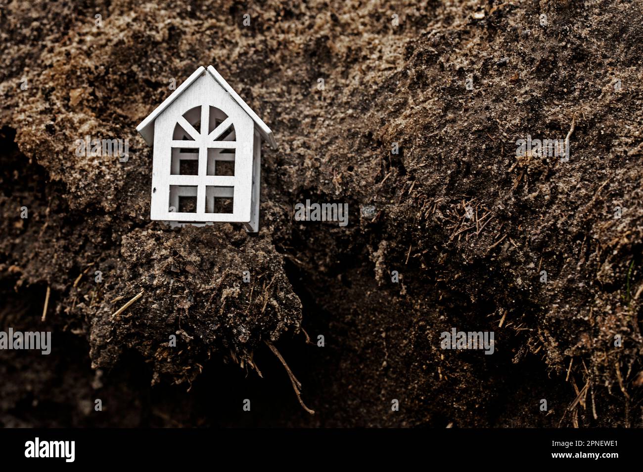 petite maison blanche sur l'abîme de la terre. Catastrophe écologique. Tremblement de terre Banque D'Images