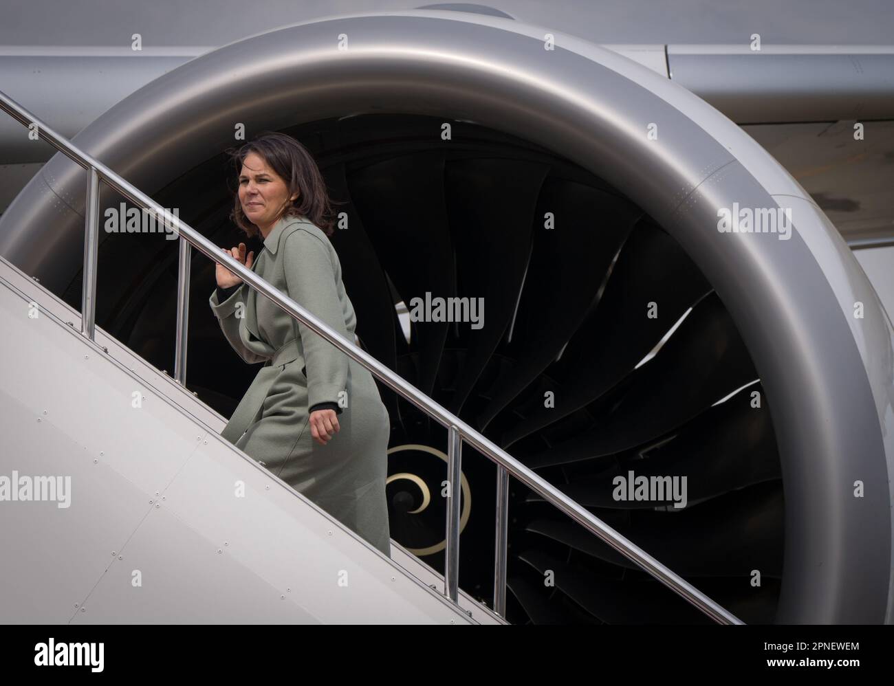 Tokio, Japon. 18th avril 2023. La ministre des Affaires étrangères Annalena Baerbock (Bündnis 90/Die Grünen) passe devant l'éolienne de l'Airbus A350 de la Luftwaffe 'Konrad Adenauer' et monte à bord de l'avion après la réunion des ministres des Affaires étrangères des G7 pays à l'aéroport. Crédit : Soeren Stache/dpa/Alay Live News Banque D'Images