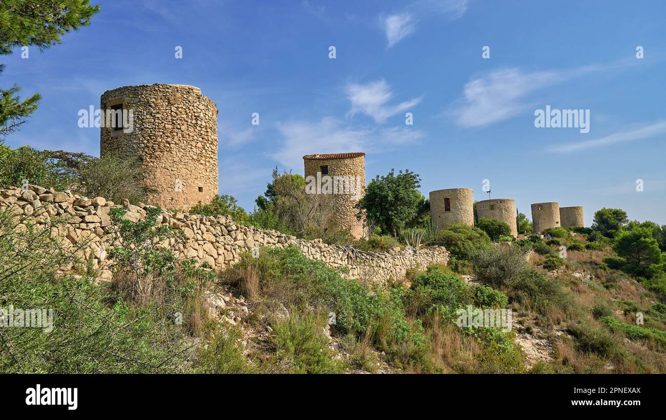 Molins de la Plana, moulins à vent construits entre les XVe et XVIIIe siècles dans le parc naturel de Montgo, à Javea, Alicante, Espagne Banque D'Images