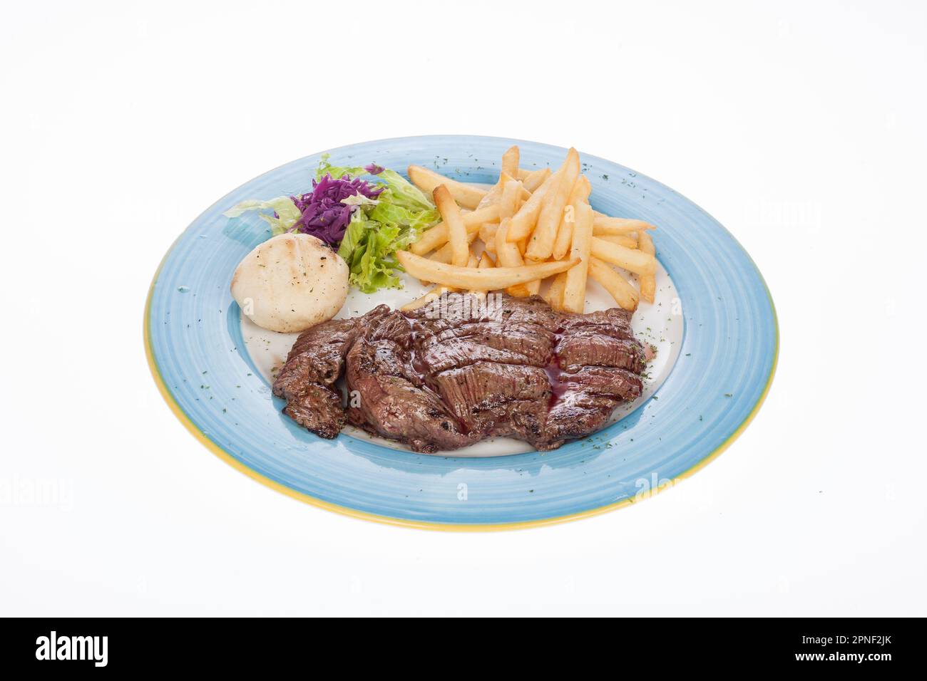 Filet de veau rôti avec frites et salade. Banque D'Images