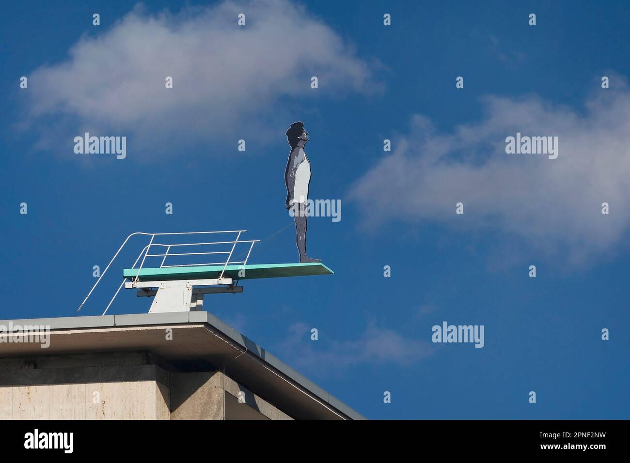 Sculpture Arschbombe - boule de canon sur le toit de l'hôtel, Allemagne, Hesse, Cassel Banque D'Images