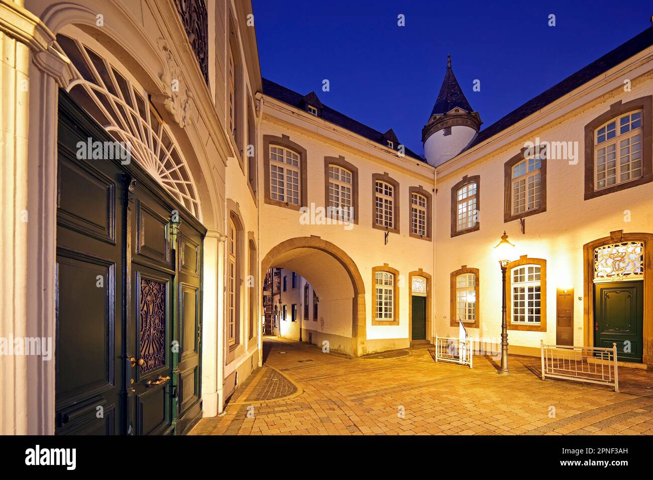 Maison d'arcade avec Maison Begas dans la soirée, Musée d'Art et d'Histoire régionale, Allemagne, Rhénanie-du-Nord-Westphalie, Basse-Rhin, Heinsberg Banque D'Images