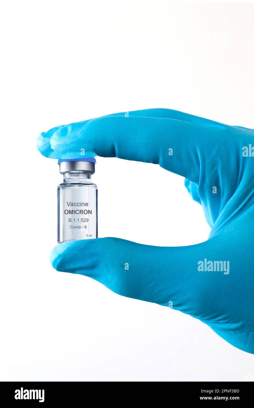 Tenir à la main une ampoule contenant le vaccin contre Corona, variante b.1.1.529 d'omicron Banque D'Images
