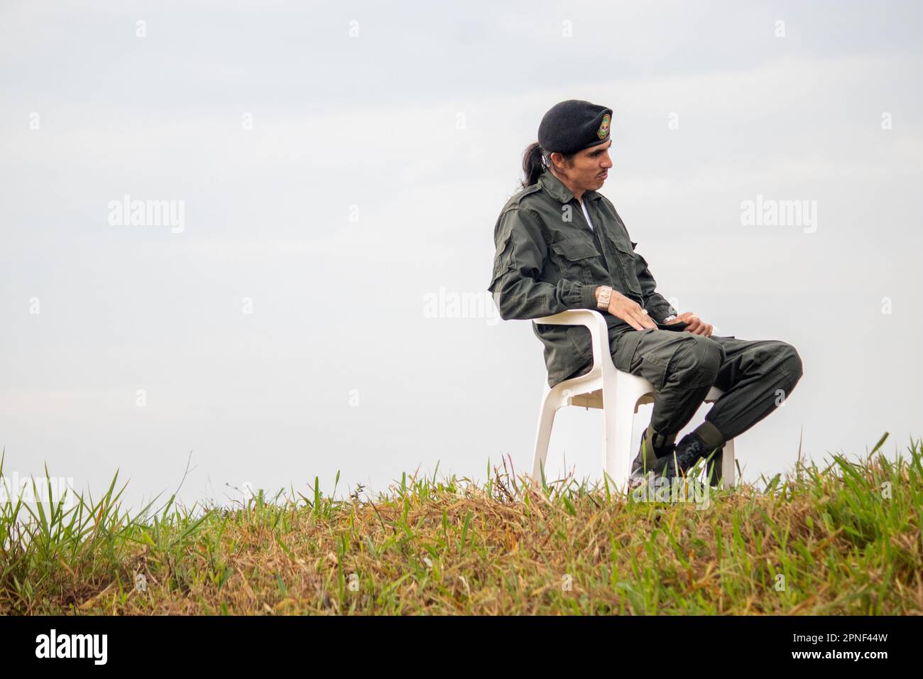 Carlos Eduardo Garcia alias Andrey pose un portrait comme l'un des porte-parole nommés par alias Ivan Mordisco lors de l'annonce de l'état-major général central des FARC (CEM) pour commencer des pourparlers de paix avec le gouvernement colombien lors d'une assemblée à San Vicente del Caguan, Colombie, 16 avril 2023. Photo: Sebastian Marmolejo/long Visual Press Banque D'Images