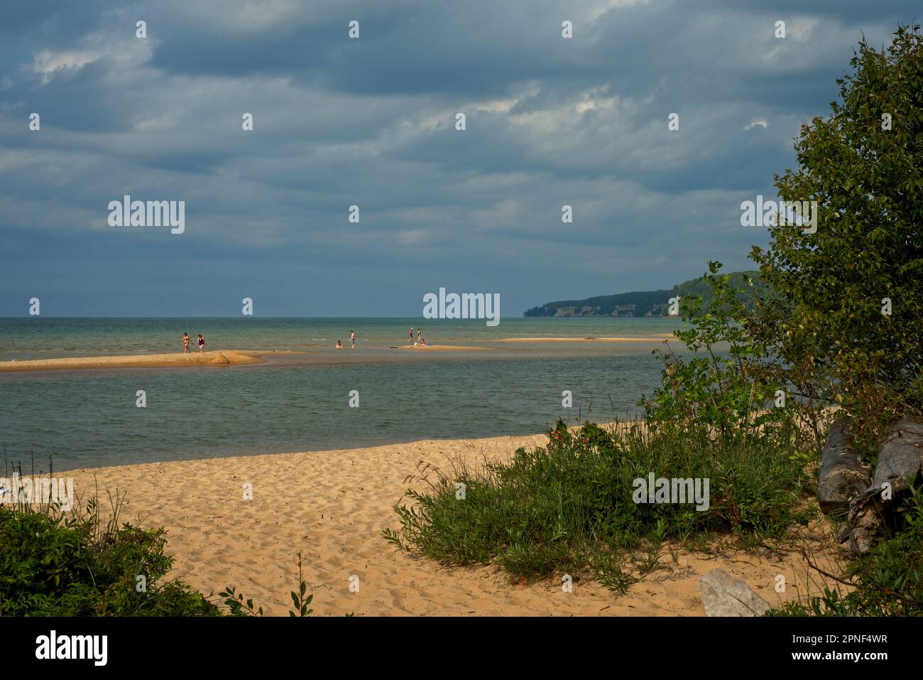 Les amateurs de plage explorent une ligne de bancs de sable juste à côté de Sand point Beach, lac supérieur, au bord du Pictured Rocks National Lakeshore. Banque D'Images