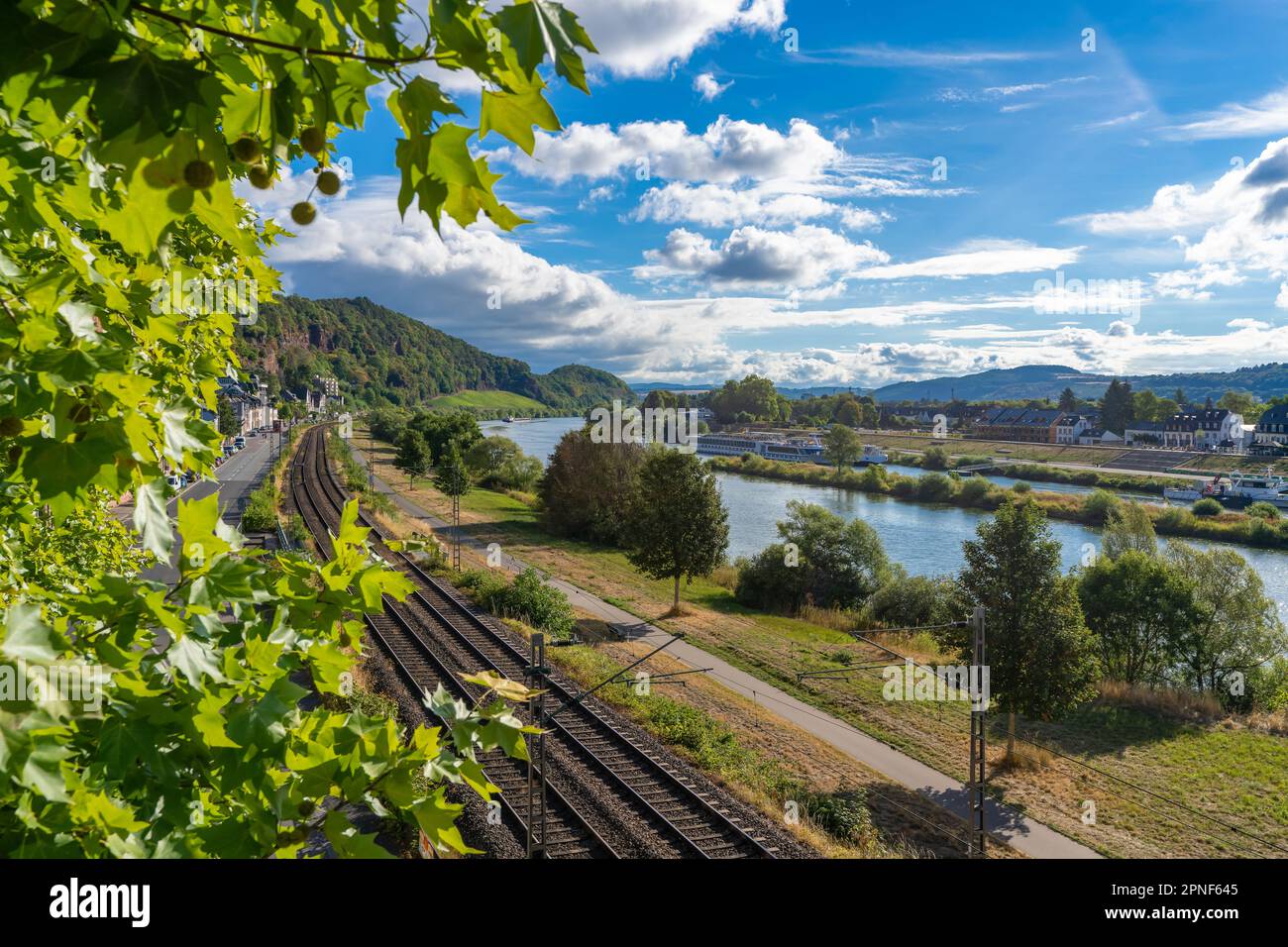 Une vue à couper le souffle depuis le pont Kaiser Wilhelm à Trèves de la Moselle en direction du nord, sous un soleil éclatant. Banque D'Images