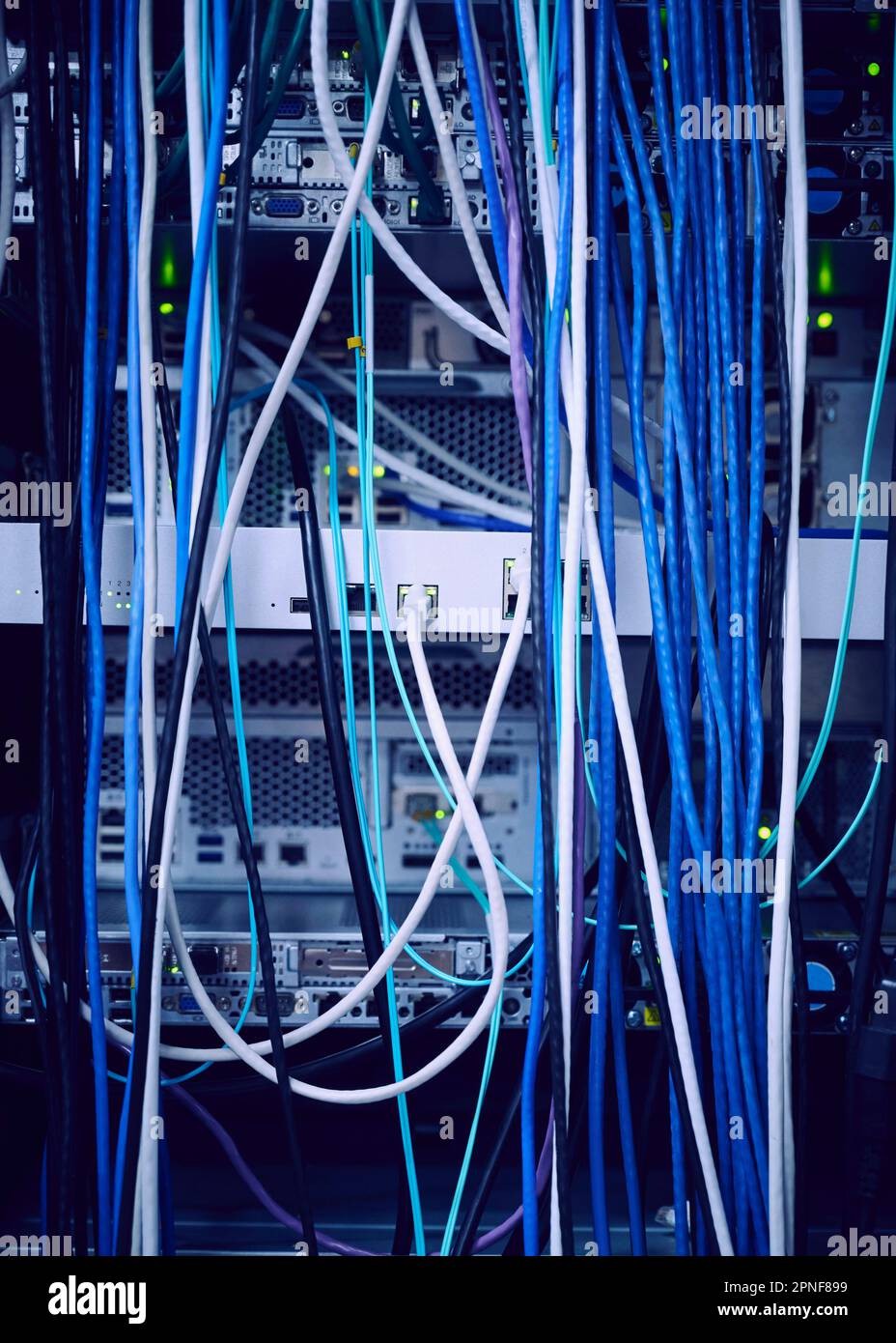 Câbles informatiques emmêlés dans la salle des serveurs Banque D'Images