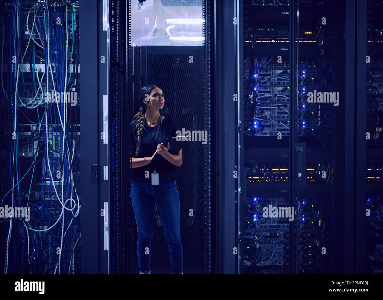 Femme technicien travaillant dans la salle des serveurs Banque D'Images