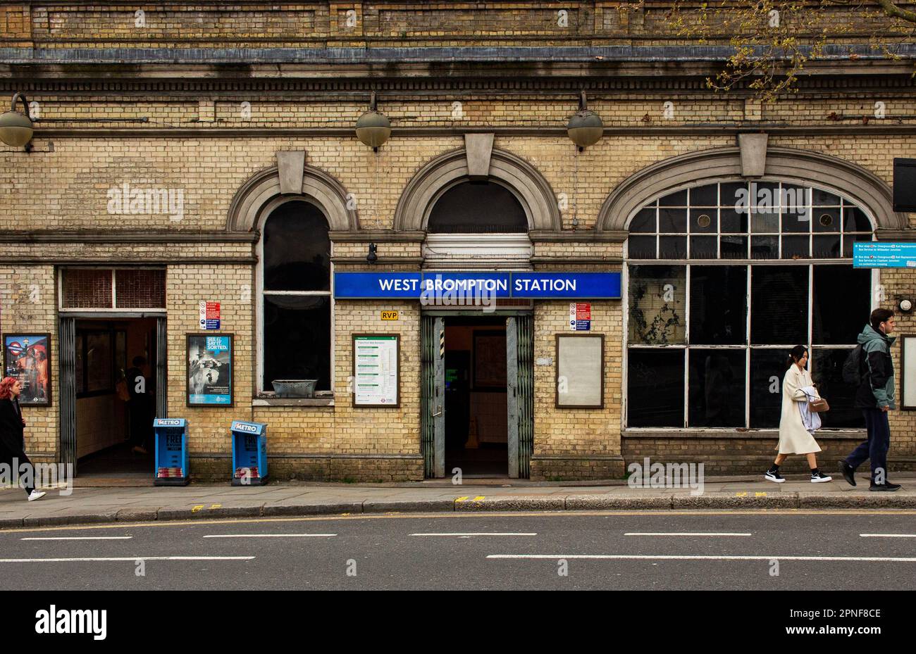 Station de métro West Brompton. Sur Old Brompton Rd, West London avec des passants à l'extérieur Banque D'Images