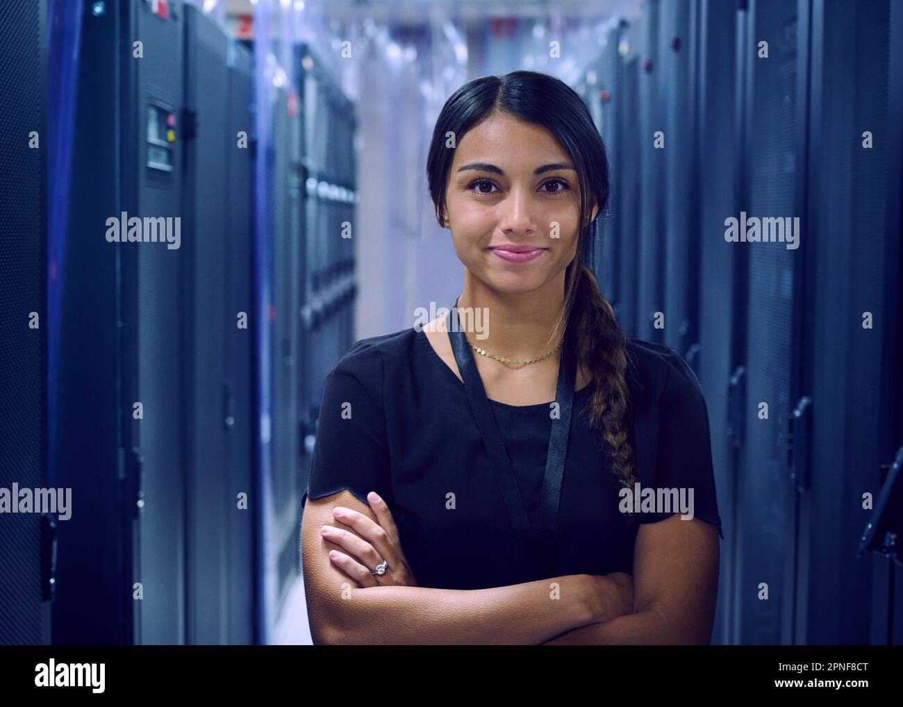 Portrait d'une femme technicienne souriante dans la salle des serveurs Banque D'Images