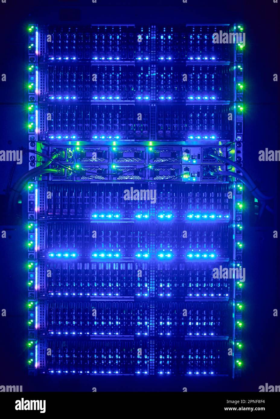 Serveur éclairé dans la salle des serveurs Banque D'Images
