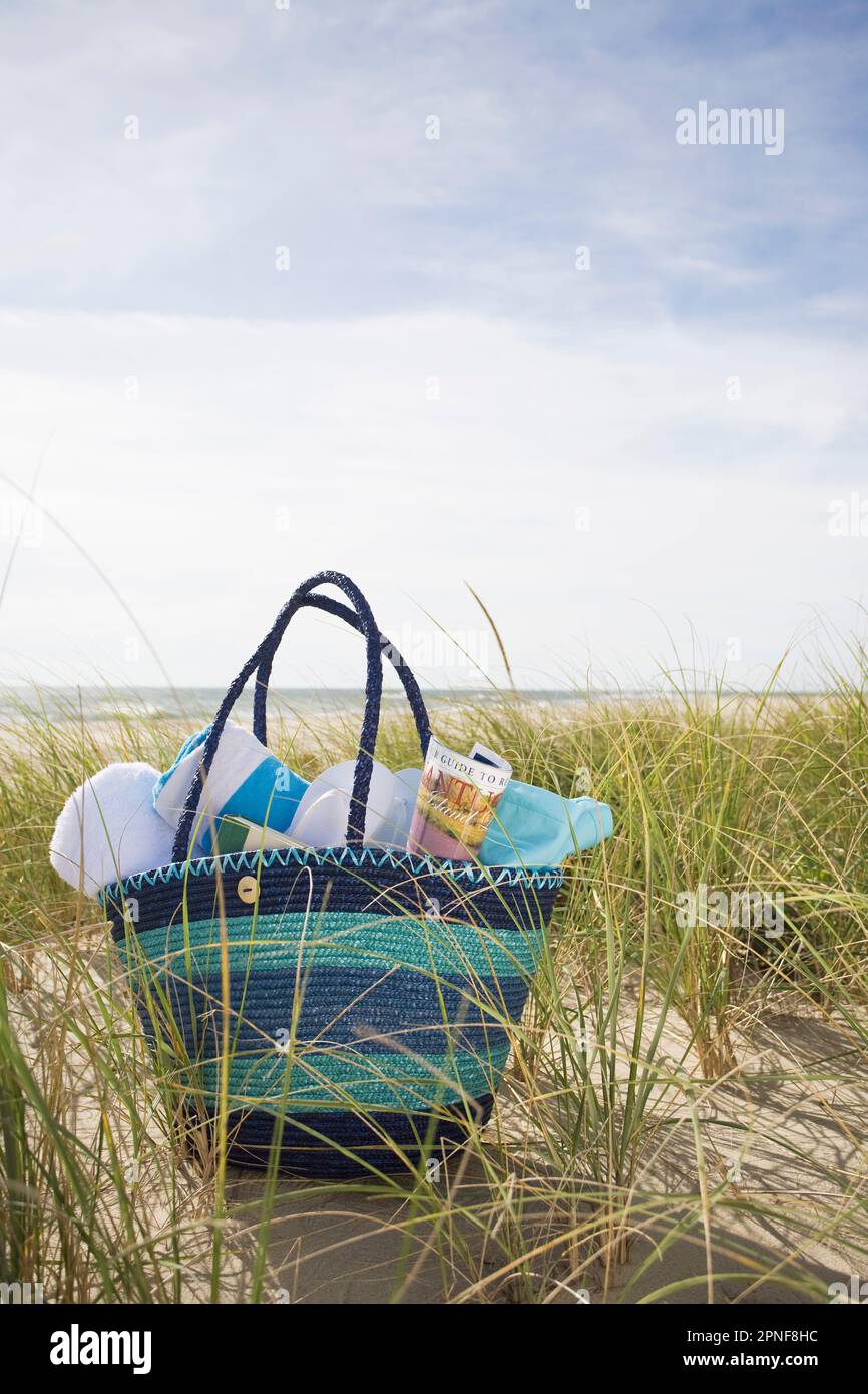 Sac de plage avec serviettes sur la plage, Nuntucket Island Banque D'Images