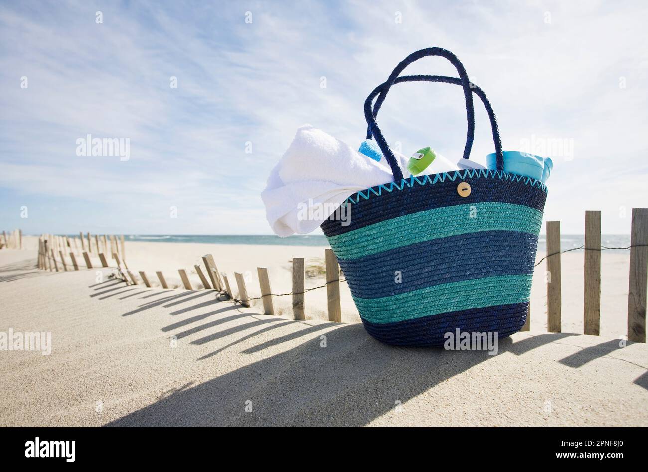 Sac de plage avec serviettes sur la plage, Nantucket Island Banque D'Images