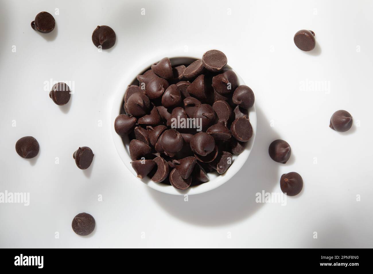 Copeaux de chocolat dans un bol Banque D'Images