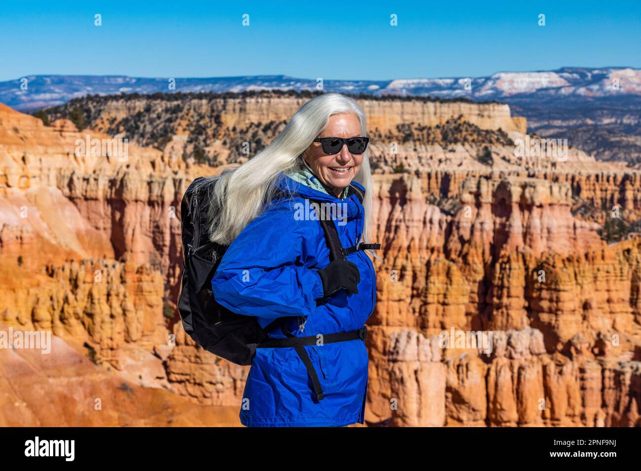 États-Unis, Utah, parc national de Bryce Canyon, femme blonde senior randonnée Banque D'Images