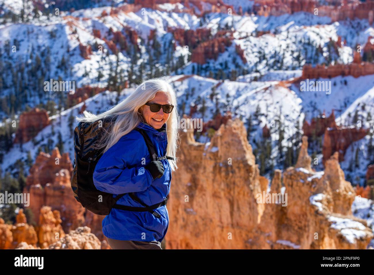 États-Unis, Utah, parc national de Bryce Canyon, femme blonde senior randonnée Banque D'Images