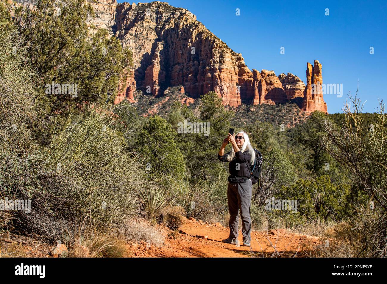 États-Unis, Arizona, Sedona, femme blonde senior randonnée dans le désert Banque D'Images