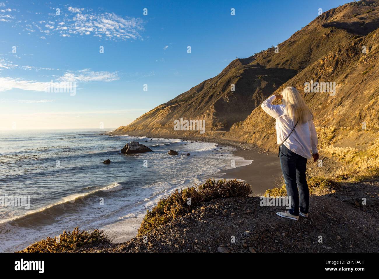 États-Unis, Californie, Big sur, femme blonde senior regardant l'océan Pacifique Banque D'Images