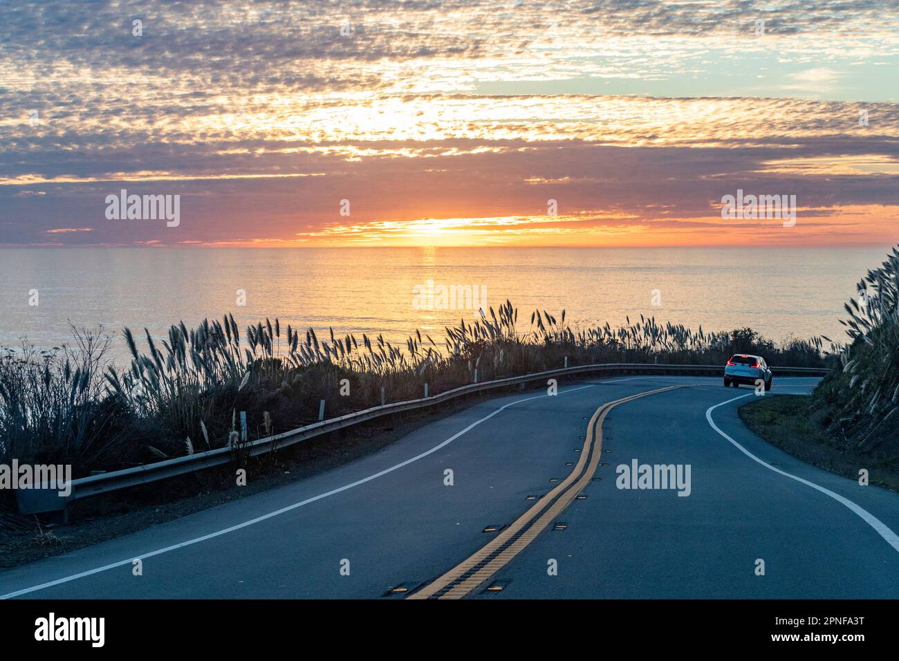 États-Unis, Californie, Pacific Coast coucher de soleil depuis la Highway 1 le long de la côte de Big sur Banque D'Images