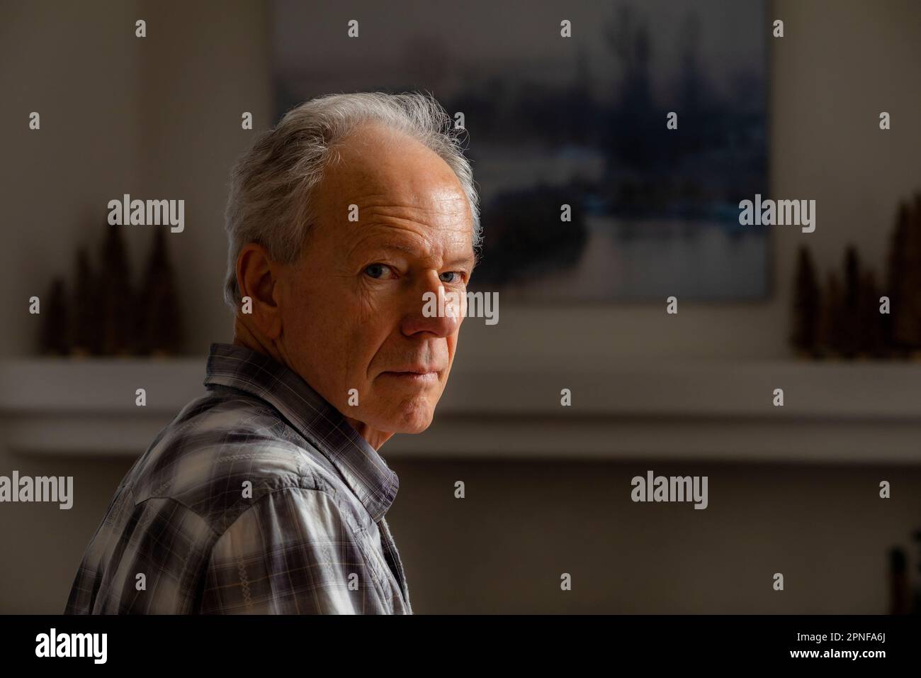 Portrait of senior man looking at camera Banque D'Images