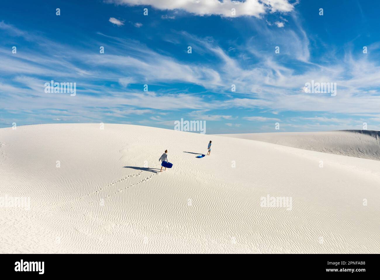 États-Unis, Nouveau-Mexique, parc national de White Sands, gens sur les dunes Banque D'Images