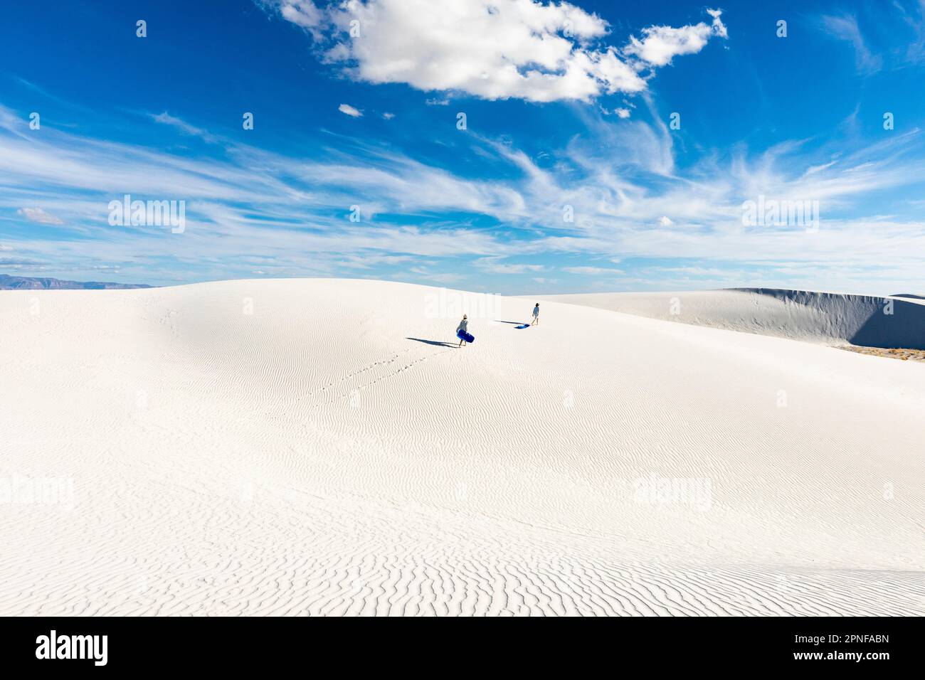 États-Unis, Nouveau-Mexique, parc national de White Sands, gens sur les dunes Banque D'Images