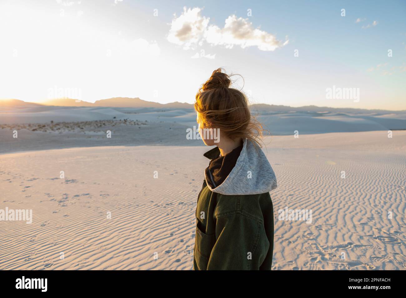 États-Unis, Nouveau-Mexique, parc national de White Sands, adolescente regardant le coucher du soleil Banque D'Images