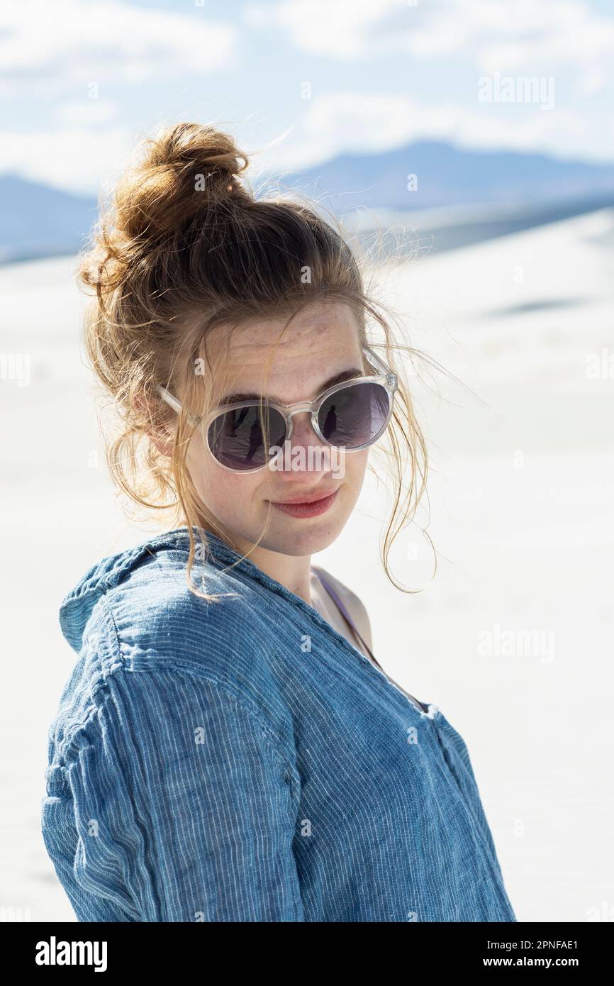 États-Unis, Nouveau-Mexique, parc national de White Sands, adolescente en lunettes de soleil Banque D'Images