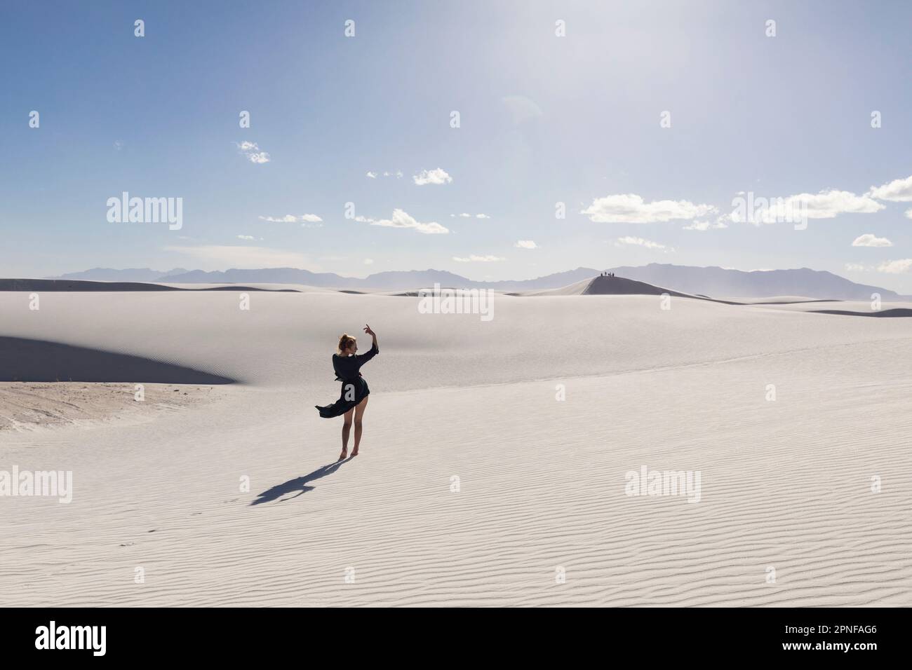 États-Unis, Nouveau-Mexique, parc national de White Sands, jeune fille marchant Banque D'Images