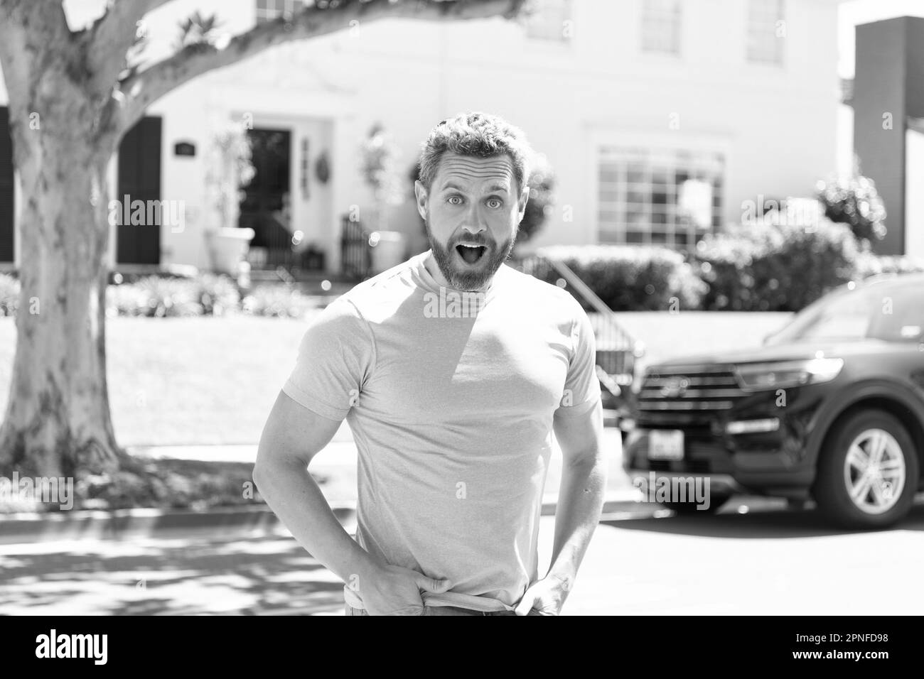 homme surpris en plein air. homme à barbe heureux avec un visage choqué. un homme mûr exprime le bonheur. surprise sur les bonnes nouvelles. sentiments et émotions positifs. Banque D'Images