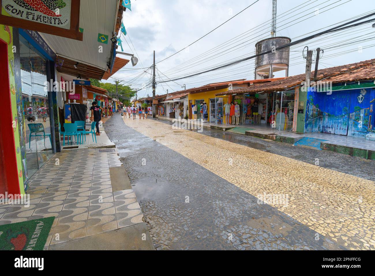 Arraial d'Ajuda, quartier de Porto Seguro, BA, Brésil - 04 janvier 2023 : commerces locaux pour les touristes du centre-ville. Street est connu comme le Broadway d'A Banque D'Images