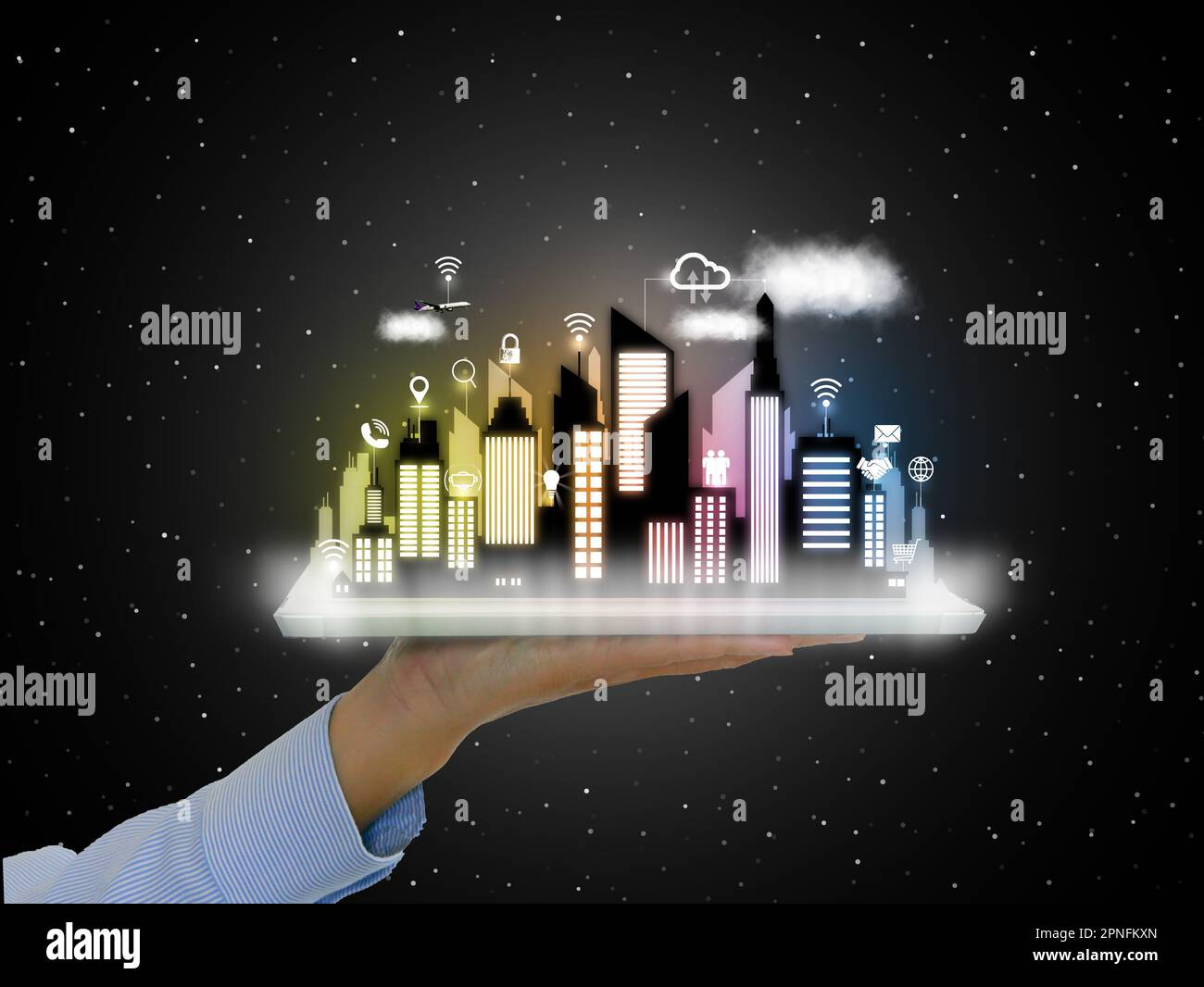 Une main tenant une tablette avec Virtual Smart City sur elle, scène de nuit. La ville est équipée d'un service intelligent et de toutes sortes d'icônes d'activité en ligne. Banque D'Images