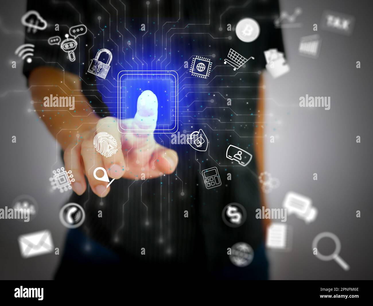 Un doigt touchant ou activant un écran virtuel avec de nombreuses icônes liées à Internet en vol hors de lui, l'utilisation en ligne, et la technologie de l'Internet des objets Banque D'Images