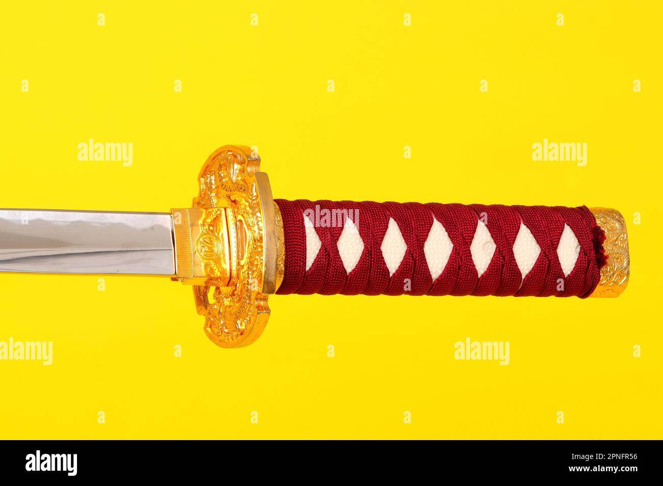 Épée samouraï, Katana, Wakizashi et Tanto, isolée sur fond jaune Banque D'Images