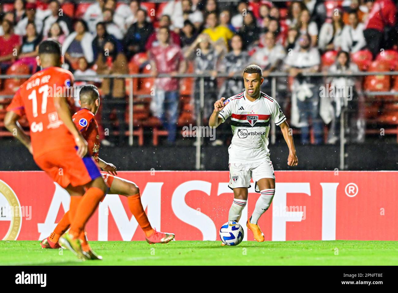 SÃO PAULO, SP - 18.04.2023: SÃO PAULO FC X PUERTO CABELLO - Alisson do São Paulo pendant le match entre São Paulo FC x Puerto Cabello valable pour la première partie de la Sudamericana et tenu au stade Morumbi à São Paulo, SP. (Photo: Maurício Rummens/Fotoarena) Banque D'Images