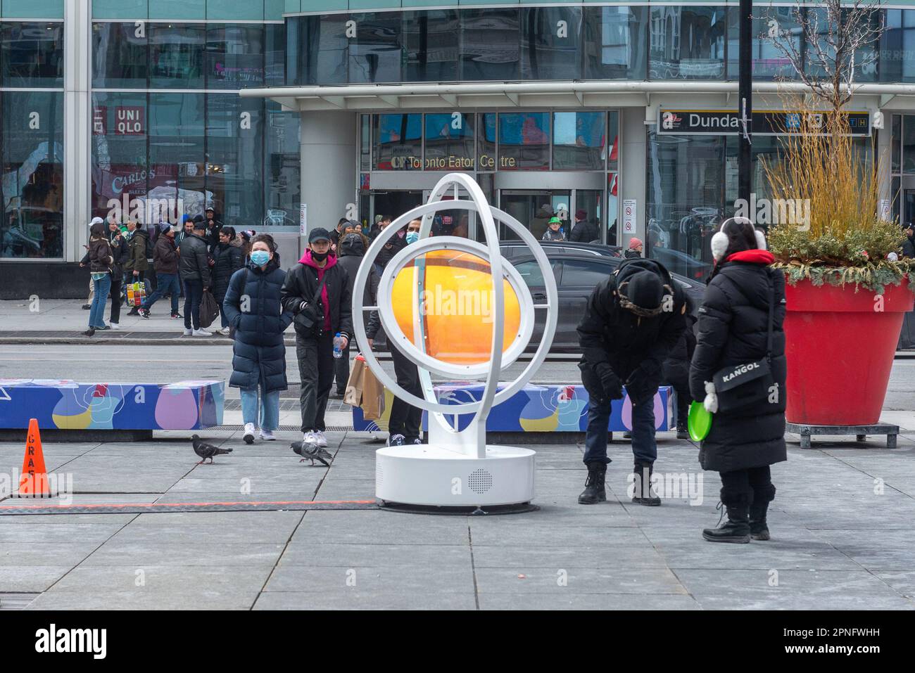 Toronto, ON, Canada - 19 mars 2023 : personnes qui consultent l'installation interactive Optik au centre-ville de Toronto. Optik est une plate-forme inuque pour les utilisateurs Banque D'Images