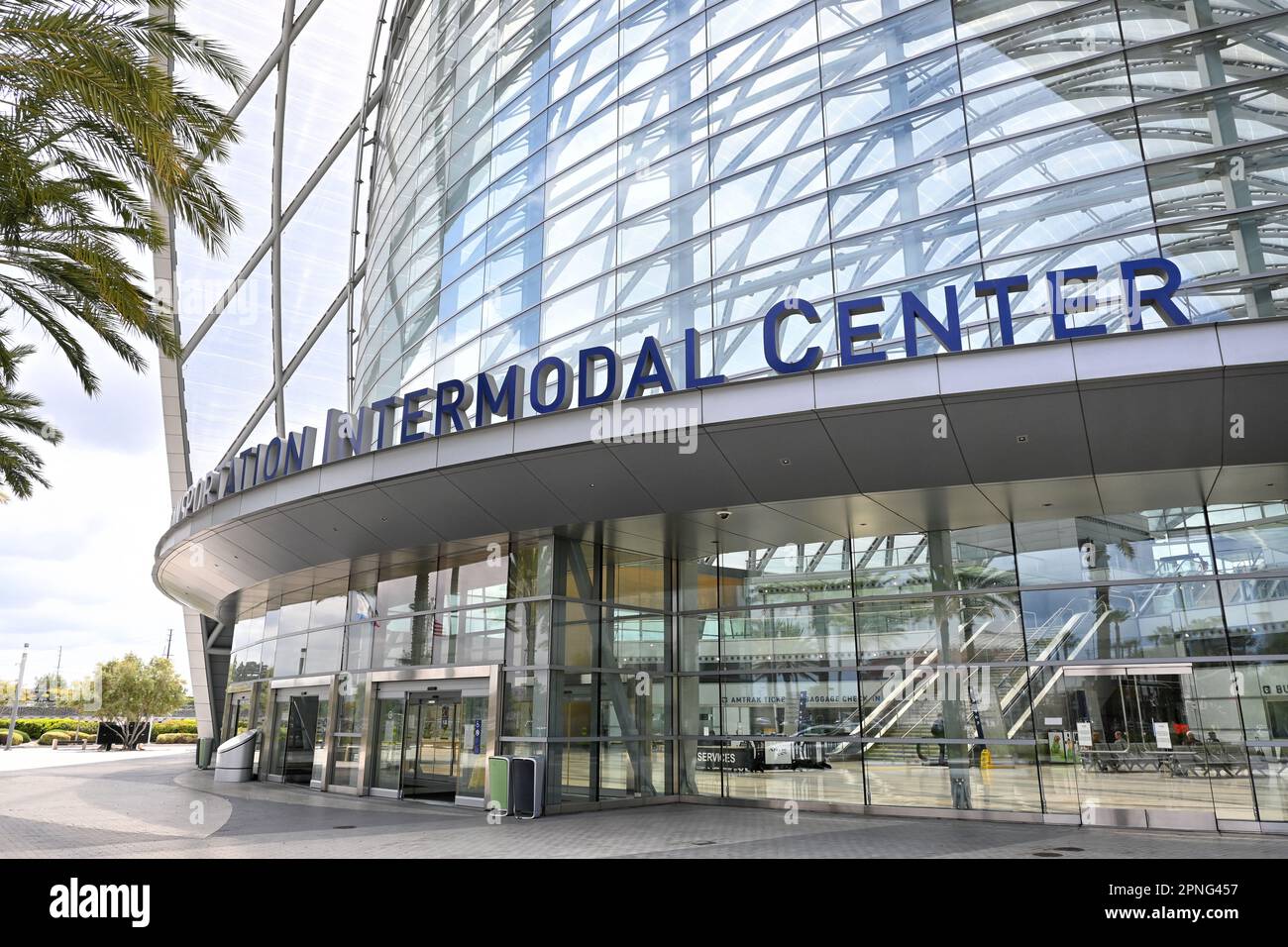 ANAHEIM, CALIFORNIE - 18 avril 2023 : gros plan du Anaheim Regional Transportation Intermodal Center, ARTIC. Banque D'Images