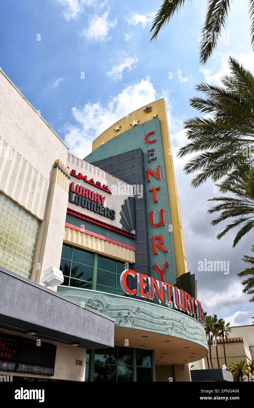 ORANGE, CALIFORNIE - 18 avril 2023 : théâtres Century, Century Stadium 25 et XD Complex offrent des sièges inclinables, un service de bar, de la nourriture et des collations, Banque D'Images