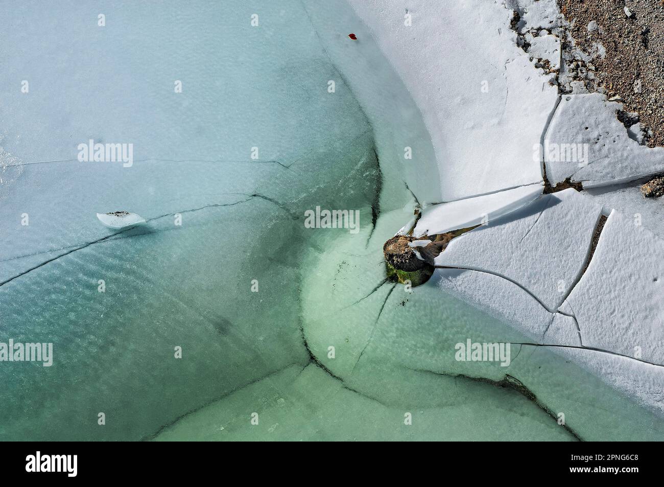 Fissures dans la glace, réservoir de Sylvenstein, Sylvensteinstausee, Bavière, Allemagne Banque D'Images