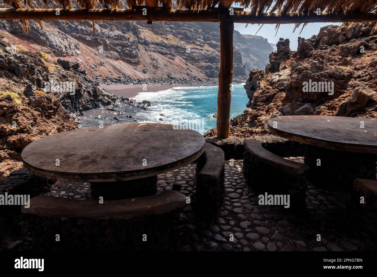 Coin repas et barbecue sur la plage de Verodal sur l'île d'El Hierro. Îles Canaries Banque D'Images