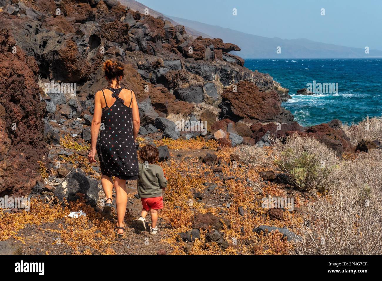 Mère et fils sur un sentier à la Muelle de Orchilla sur la côte sud-ouest d'El Hierro. Îles Canaries Banque D'Images